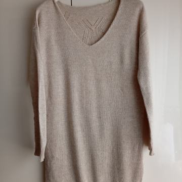 DOLG BEŽ PULOVER Z ZLATIMI NITKAMI 40