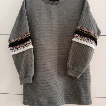 Dolg pulover s čudovitim detjalom na rokavih, velikost L