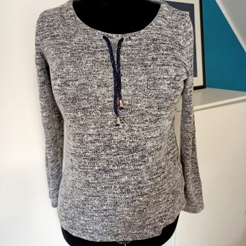 Dva brezhibna puloverja velikost 40/42, cena za komplet samo 4 evre