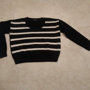 Krajši črtast pulover