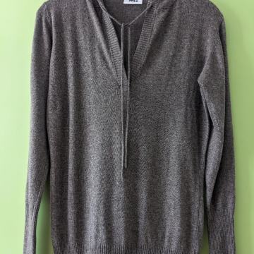 Nenošen ženski pulover s kapuco MH št L