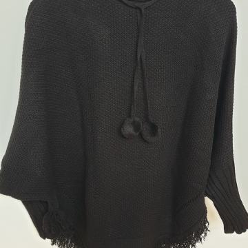 Nov  črn pulover - pončo