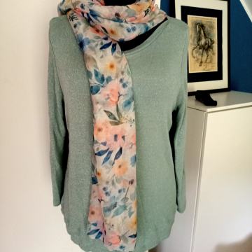 Nov, nenošen pulover Cecil in nov šal prodam v kompletu