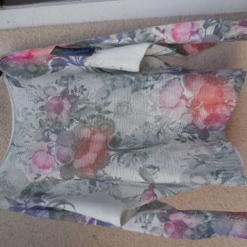 NOV PLETEN CVETLIČNI PULOVER Z ETIKETO 40