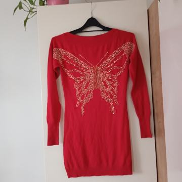 NOV RDEČ SVEČAN PULOVER Z ZLATIMI NETKI S