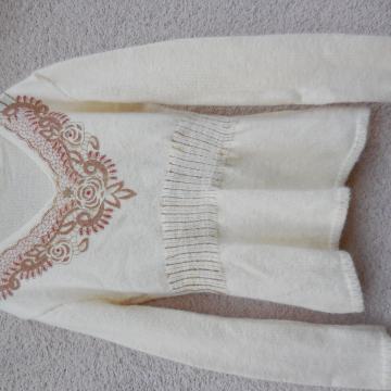 PLETEN PULOVER Z BLEŠČICAMI