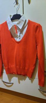 Prodam ženski oranžen pulover št. M, bel všitek v videzu srajce št.M