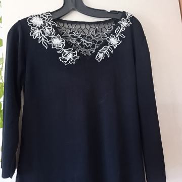 SIXTH SENSE ČRNO BEL VEZEN PULOVR - KOT NOV M