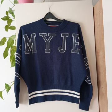 TOMMY JEANS MODRO BEL PLETEN PULOVER S/M