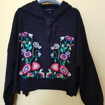 ZARA ČRN PLETEN PULOVER Z VEZENINO S/XL