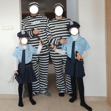 DRUŽINSKA PUSTNA MASKA: POLICISTIKI IN ZAPORNIKA