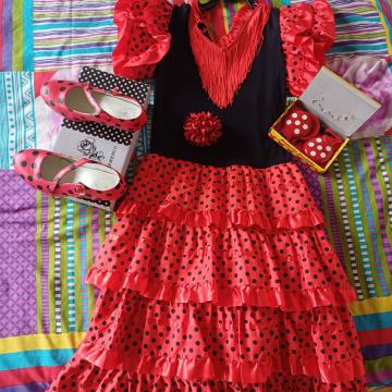 Oblekca , čevlji, kastanjete in španga