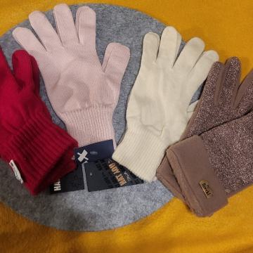 ženske rokavice  komplet  štirih 20 €
