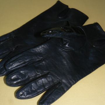 Ženske rokavice, zgoraj lakaste, spodaj pravo usnje, št.7,5