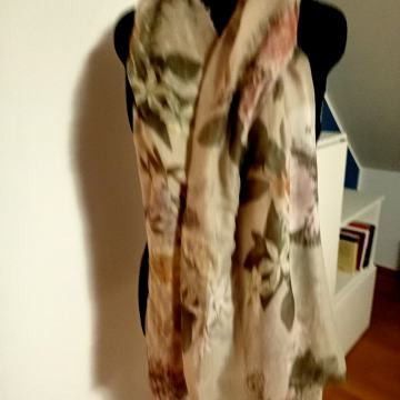 Lep nov šal v pastelnih barvah primeren tudi za darilo