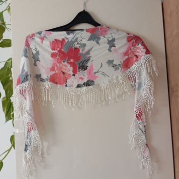 NOV BELO CVETLIČNI ŠAL Z RESAMI