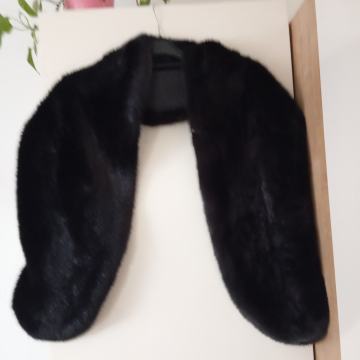 NOV DOLG ČRN ŠAL IZ UMETNEGA KRZNA