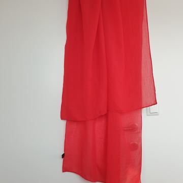 Nov šal v živordeči barvi