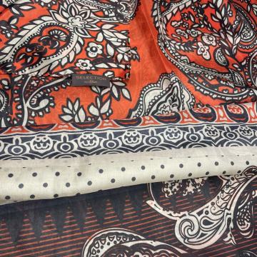 s.Oliver selection eleganten šal z vzorcem v rdeči-bež barvi