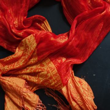 Šal 180 x 60 cm, prevladuje oranžna barva