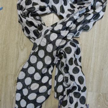 Šal s pikami 175 x 60 cm