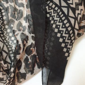 Šal iz viskoze z leopardjim vzorcem