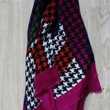 Velik topel večbarven šal