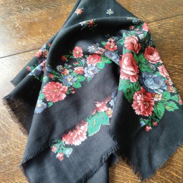 Ženska volnena ruta - primerna tudi za narodno nošo, vel.77x77 cm