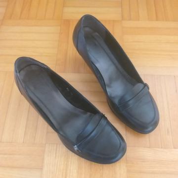 Caprice zaprti salonarji št. 39 v črni in rjavi barvi