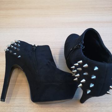 Črne petke z bodicami , gležnarji