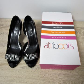 Črni lakasti salonarji ATRIBOOTS, št. 39