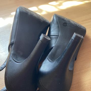 Črni odprti salonarji