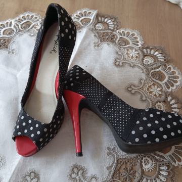 ČRNO RDEČE PIKASTE PETKE 39