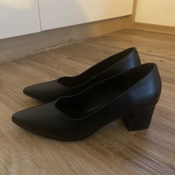 Ženski salonarji z debelo peto