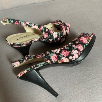 Prodam ljubke salonarje v rožnatem vzorcu