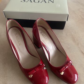 Rdeči lakasti salonarji