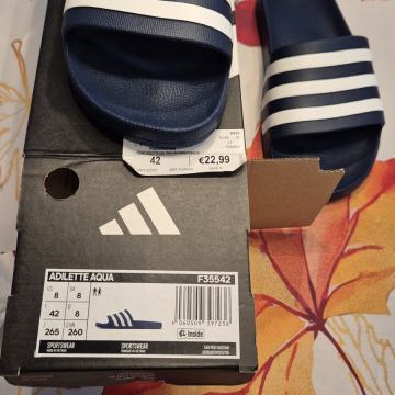 ADIDAS ŠT.42, NOVO! SO MAJHNE ŠTEVILKE BI BILI VERJETNO ZA NOGO 41