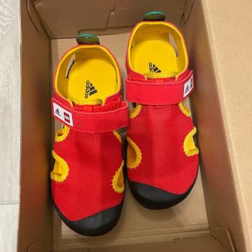 Adidas Lego sandali novi v velikosti 34