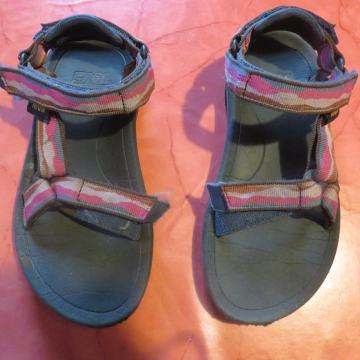 Otroški Teva sandali št.32