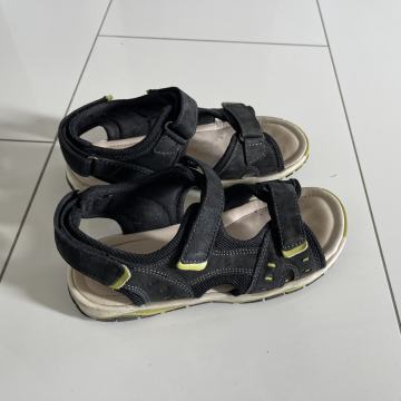 Otroški usnjeni sandali, št. 32 v škatli