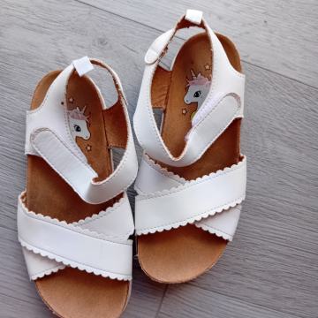 Prodam sandali za punčko št 30 (18.50)