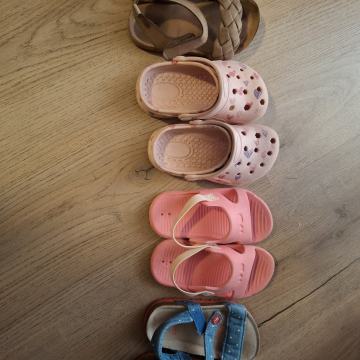 Sandali in natikači št.23 in 24.