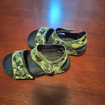 Sandali in natikači st. 28