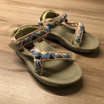 TEVA sandali št. 24/25 dekliški, tevice