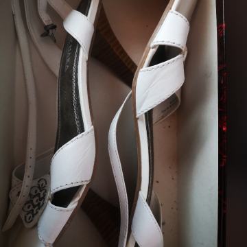 beli sandali z udobno peto št. 40