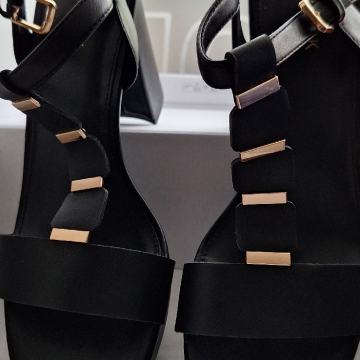 Novi Catwalk sandali št.40