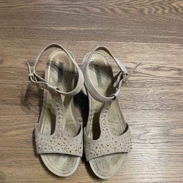 Geox bež sandali s polno peto (39,5)