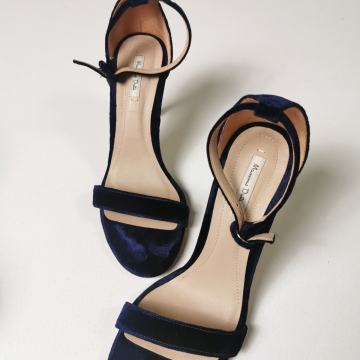 Massimo Dutti žametni sandali