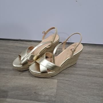 Poletni sandali st. 40