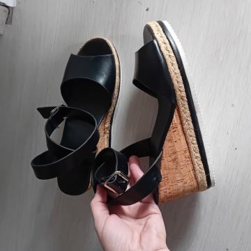 Prodam sandali v št 38/39